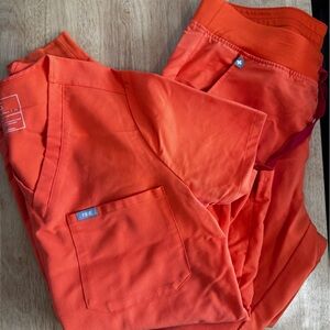 Pre-Loved Figs Scrubs Set size MEDIUM (neon orange)